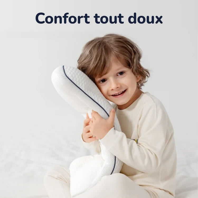 Enfant qui fait un câlin à son oreiller Pilookids — confort tout doux